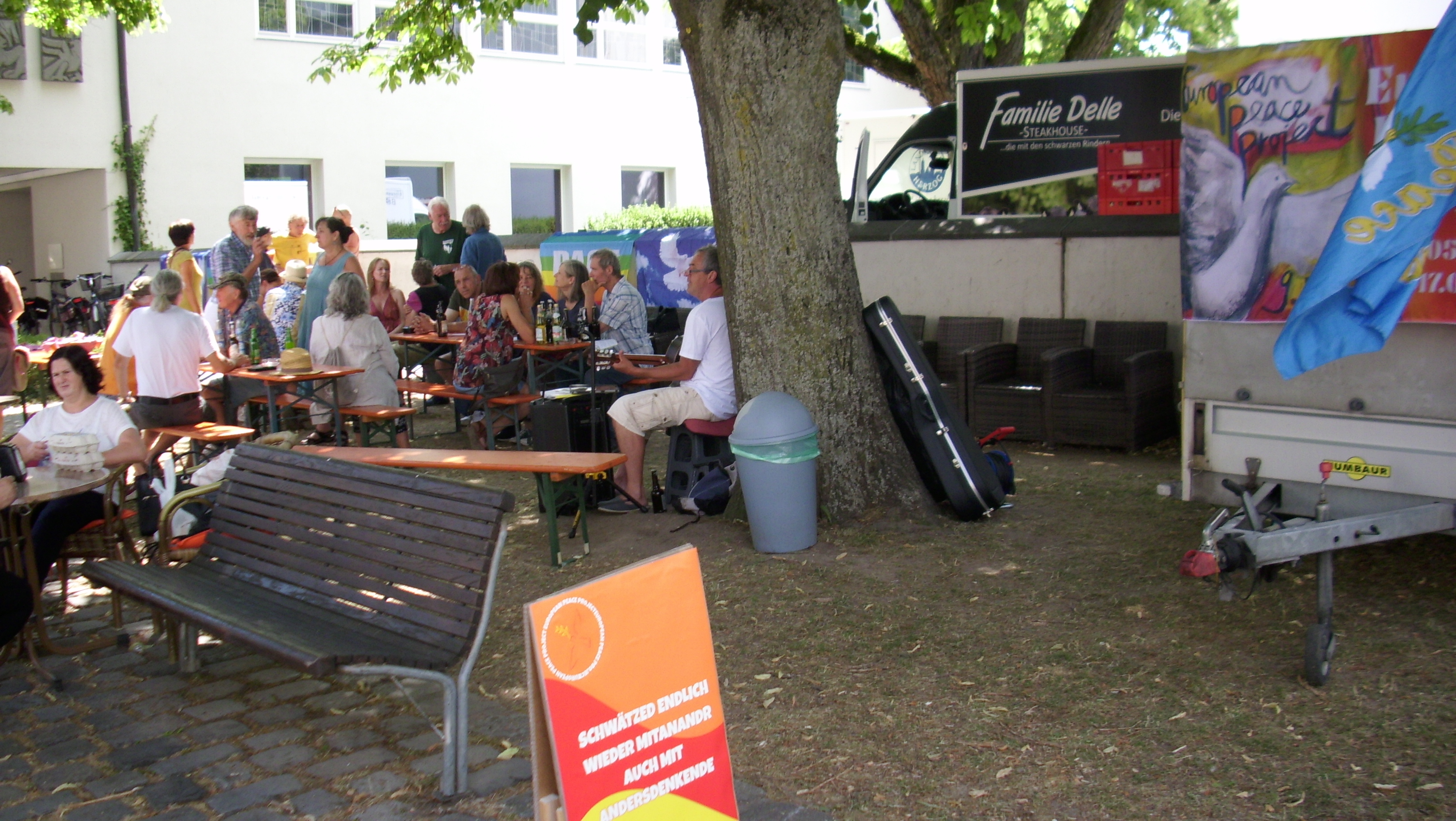 Friedensfrühschoppen der Friedensinitiative Langenau – Mitglieder und Gäste im Gespräch